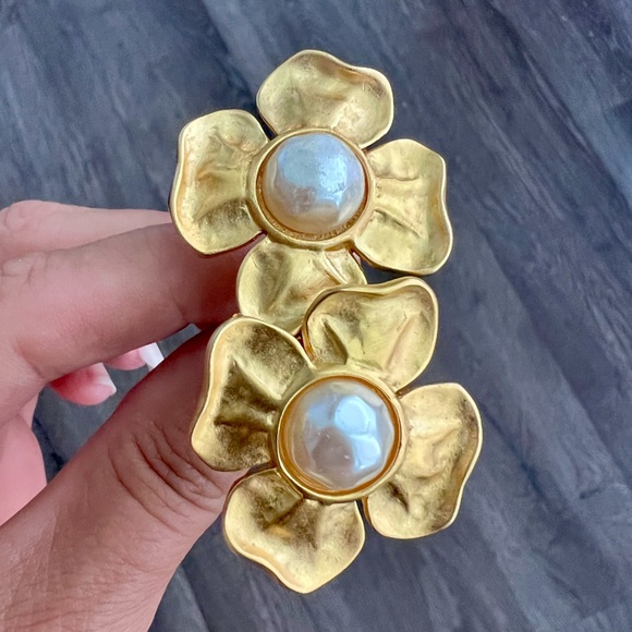 Vintage 80s GIVENCHY Matte Gold Plated Flower Pearl Clip On Statement Earrings - Picture 3 of 17